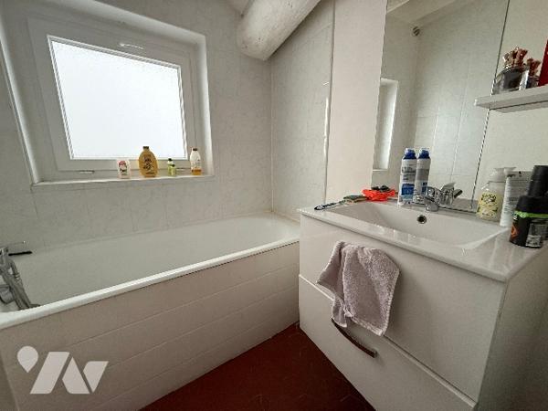 A FORCALQUIER (04) à vendre immeuble de rapport constitué de 7 appartements et deux commerces.