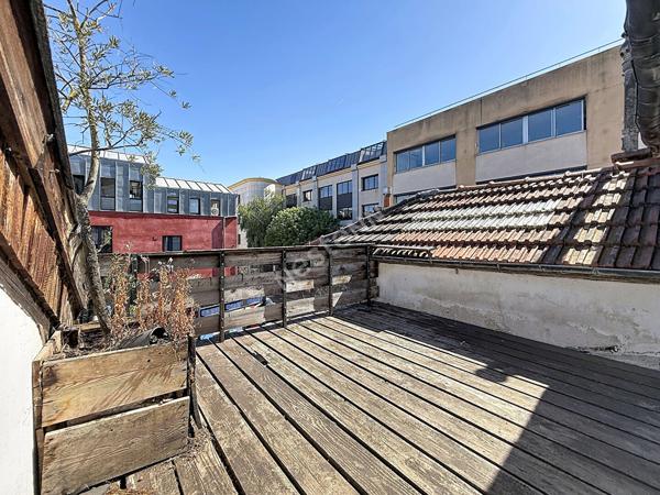 BAS MONTREUIL LIMITE VINCENNES, DERNIER ETAGE, 2/3 PIECES EN DUPLEX DE 39M² (88M² AU SOL) AVEC TERRASSE PRIVATIVE.