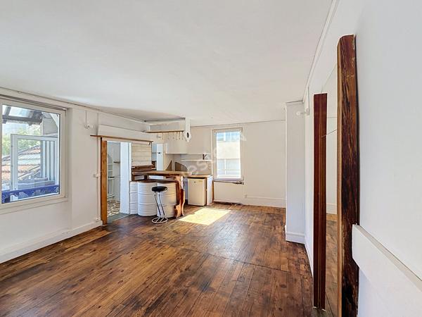 BAS MONTREUIL LIMITE VINCENNES, DERNIER ETAGE, 2/3 PIECES EN DUPLEX DE 39M² (88M² AU SOL) AVEC TERRASSE PRIVATIVE.