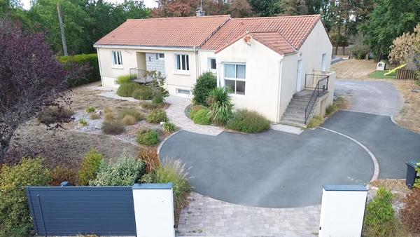 LE POIRÉ-SUR-VIE MAISON FAMILIALE 5 CHAMBRES AVEC PISCINE SUR PLUS DE 5 900 M²