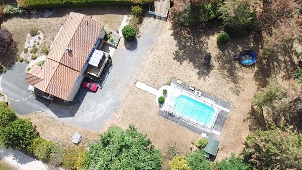 LE POIRÉ-SUR-VIE MAISON FAMILIALE 5 CHAMBRES AVEC PISCINE SUR PLUS DE 5 900 M²