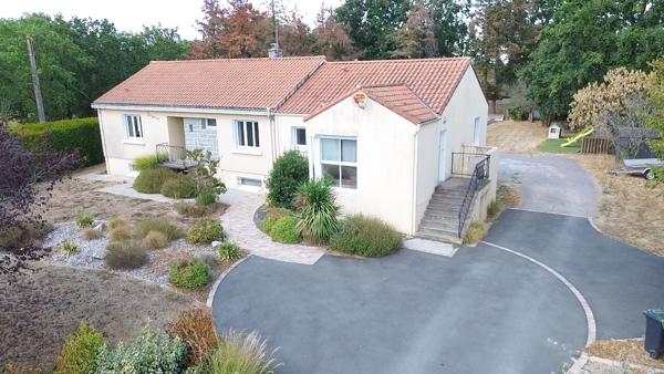 LE POIRÉ-SUR-VIE MAISON FAMILIALE 5 CHAMBRES AVEC PISCINE SUR PLUS DE 5 900 M²