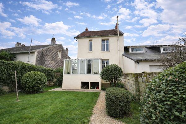 Maison en pierre - avec garage, cave et Terrain clos de mur