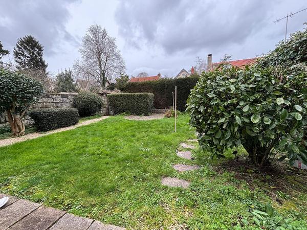 Maison en pierre - avec garage, cave et Terrain clos de mur