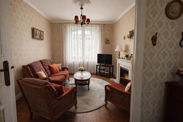 Maison en pierre - avec garage, cave et Terrain clos de mur