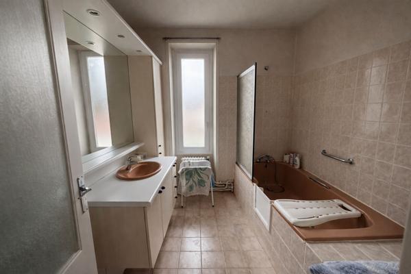 Maison en pierre - avec garage, cave et Terrain clos de mur