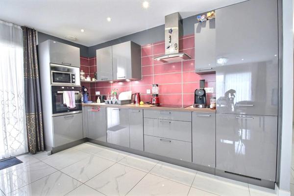 JOUÉ-LES-TOURS - 37300 - BELLE MAISON MODERNE - 5 CHAMBRES - CUISINE TOUTE EQUIPÉE ET AMENAGÉE - GARAGE - PARCELLE DE 590M2 - IDÉAL INVESTISSEURS