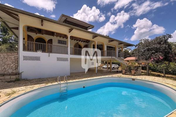 DPT GUYANE, à vendre MATOURY Maison T6 de 235 m2 avec piscine sur un terrain de 2000 m2