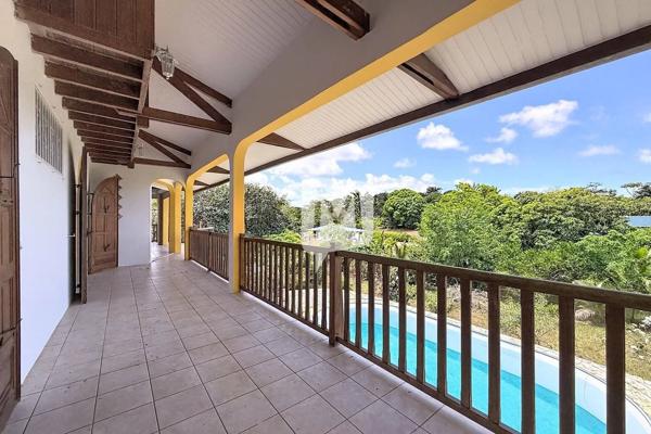DPT GUYANE, à vendre MATOURY Maison T6 de 235 m2 avec piscine sur un terrain de 2000 m2
