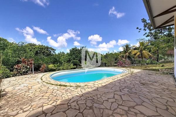 DPT GUYANE, à vendre MATOURY Maison T6 de 235 m2 avec piscine sur un terrain de 2000 m2