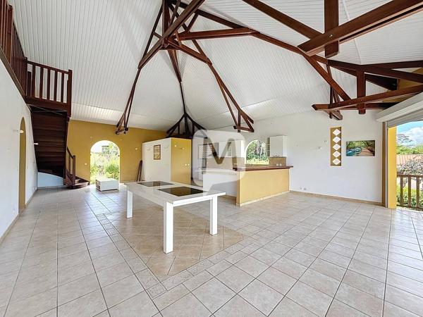 DPT GUYANE, à vendre MATOURY Maison T6 de 235 m2 avec piscine sur un terrain de 2000 m2