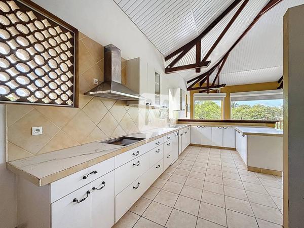 DPT GUYANE, à vendre MATOURY Maison T6 de 235 m2 avec piscine sur un terrain de 2000 m2