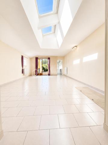 Maison de bourg – 4 pièces – 111 m² – Seiches-sur-le-Loir

Située en plein cœur de Seiches-sur-le-Loir, à proximité immédiate des commerces, des écoles et du collège, et à environ 20 minutes d’Angers, cette maison de bourg développe une surface habitable d’environ 111 m², implantée sur une parcelle de 590 m².

La maison se compose, au rez-de-chaussée, d’une entrée, d’une cuisine aménagée, d’un salon avec parquet et cheminée, ainsi que d’une grande pièce de vie lumineuse bénéficiant d’un puits de lumière. Une salle d’eau et des WC indépendants complètent ce niveau. Une cave d’environ 12 m² est également présente.

À l’étage, un palier dessert deux chambres, ainsi qu’une salle d’eau avec WC.

À l’extérieur, le bien bénéficie d’une grande terrasse d’environ 46 m², d’un jardin clos, arboré et agrémenté de plusieurs arbres fruitiers, ainsi que d’un puits. Un grand garage de 39 m² complète l'ensemble.

La parcelle de 590 m² présente également un potentiel d’évolution intéressant puisqu’elle est constructible.

À visiter sans tarder !