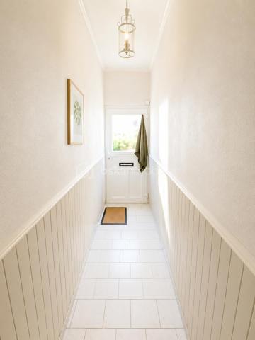 Maison de bourg – 4 pièces – 111 m² – Seiches-sur-le-Loir

Située en plein cœur de Seiches-sur-le-Loir, à proximité immédiate des commerces, des écoles et du collège, et à environ 20 minutes d’Angers, cette maison de bourg développe une surface habitable d’environ 111 m², implantée sur une parcelle de 590 m².

La maison se compose, au rez-de-chaussée, d’une entrée, d’une cuisine aménagée, d’un salon avec parquet et cheminée, ainsi que d’une grande pièce de vie lumineuse bénéficiant d’un puits de lumière. Une salle d’eau et des WC indépendants complètent ce niveau. Une cave d’environ 12 m² est également présente.

À l’étage, un palier dessert deux chambres, ainsi qu’une salle d’eau avec WC.

À l’extérieur, le bien bénéficie d’une grande terrasse d’environ 46 m², d’un jardin clos, arboré et agrémenté de plusieurs arbres fruitiers, ainsi que d’un puits. Un grand garage de 39 m² complète l'ensemble.

La parcelle de 590 m² présente également un potentiel d’évolution intéressant puisqu’elle est constructible.

À visiter sans tarder !