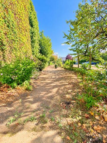 Maison de bourg – 4 pièces – 111 m² – Seiches-sur-le-Loir

Située en plein cœur de Seiches-sur-le-Loir, à proximité immédiate des commerces, des écoles et du collège, et à environ 20 minutes d’Angers, cette maison de bourg développe une surface habitable d’environ 111 m², implantée sur une parcelle de 590 m².

La maison se compose, au rez-de-chaussée, d’une entrée, d’une cuisine aménagée, d’un salon avec parquet et cheminée, ainsi que d’une grande pièce de vie lumineuse bénéficiant d’un puits de lumière. Une salle d’eau et des WC indépendants complètent ce niveau. Une cave d’environ 12 m² est également présente.

À l’étage, un palier dessert deux chambres, ainsi qu’une salle d’eau avec WC.

À l’extérieur, le bien bénéficie d’une grande terrasse d’environ 46 m², d’un jardin clos, arboré et agrémenté de plusieurs arbres fruitiers, ainsi que d’un puits. Un grand garage de 39 m² complète l'ensemble.

La parcelle de 590 m² présente également un potentiel d’évolution intéressant puisqu’elle est constructible.

À visiter sans tarder !