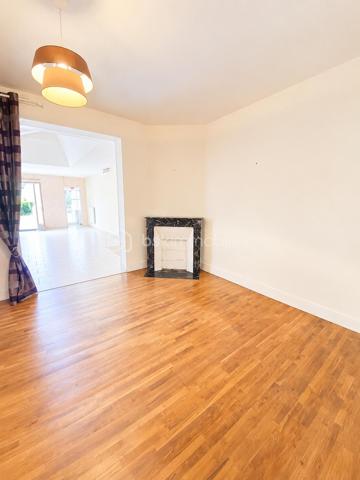 Maison de bourg – 4 pièces – 111 m² – Seiches-sur-le-Loir

Située en plein cœur de Seiches-sur-le-Loir, à proximité immédiate des commerces, des écoles et du collège, et à environ 20 minutes d’Angers, cette maison de bourg développe une surface habitable d’environ 111 m², implantée sur une parcelle de 590 m².

La maison se compose, au rez-de-chaussée, d’une entrée, d’une cuisine aménagée, d’un salon avec parquet et cheminée, ainsi que d’une grande pièce de vie lumineuse bénéficiant d’un puits de lumière. Une salle d’eau et des WC indépendants complètent ce niveau. Une cave d’environ 12 m² est également présente.

À l’étage, un palier dessert deux chambres, ainsi qu’une salle d’eau avec WC.

À l’extérieur, le bien bénéficie d’une grande terrasse d’environ 46 m², d’un jardin clos, arboré et agrémenté de plusieurs arbres fruitiers, ainsi que d’un puits. Un grand garage de 39 m² complète l'ensemble.

La parcelle de 590 m² présente également un potentiel d’évolution intéressant puisqu’elle est constructible.

À visiter sans tarder !