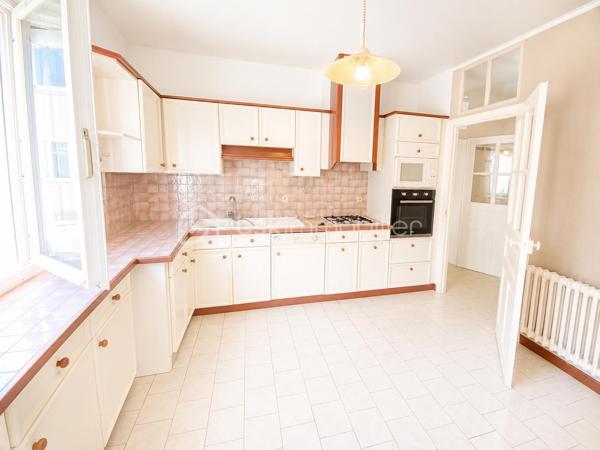 Maison de bourg – 4 pièces – 111 m² – Seiches-sur-le-Loir

Située en plein cœur de Seiches-sur-le-Loir, à proximité immédiate des commerces, des écoles et du collège, et à environ 20 minutes d’Angers, cette maison de bourg développe une surface habitable d’environ 111 m², implantée sur une parcelle de 590 m².

La maison se compose, au rez-de-chaussée, d’une entrée, d’une cuisine aménagée, d’un salon avec parquet et cheminée, ainsi que d’une grande pièce de vie lumineuse bénéficiant d’un puits de lumière. Une salle d’eau et des WC indépendants complètent ce niveau. Une cave d’environ 12 m² est également présente.

À l’étage, un palier dessert deux chambres, ainsi qu’une salle d’eau avec WC.

À l’extérieur, le bien bénéficie d’une grande terrasse d’environ 46 m², d’un jardin clos, arboré et agrémenté de plusieurs arbres fruitiers, ainsi que d’un puits. Un grand garage de 39 m² complète l'ensemble.

La parcelle de 590 m² présente également un potentiel d’évolution intéressant puisqu’elle est constructible.

À visiter sans tarder !