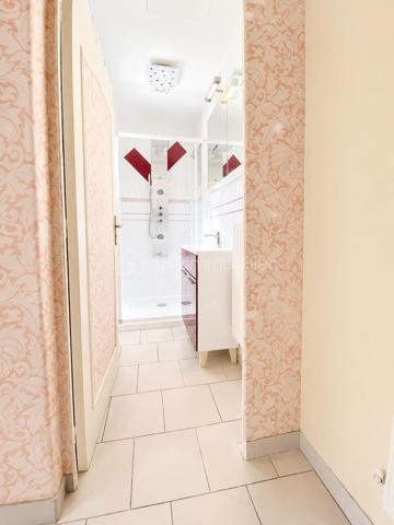 Maison de bourg – 4 pièces – 111 m² – Seiches-sur-le-Loir

Située en plein cœur de Seiches-sur-le-Loir, à proximité immédiate des commerces, des écoles et du collège, et à environ 20 minutes d’Angers, cette maison de bourg développe une surface habitable d’environ 111 m², implantée sur une parcelle de 590 m².

La maison se compose, au rez-de-chaussée, d’une entrée, d’une cuisine aménagée, d’un salon avec parquet et cheminée, ainsi que d’une grande pièce de vie lumineuse bénéficiant d’un puits de lumière. Une salle d’eau et des WC indépendants complètent ce niveau. Une cave d’environ 12 m² est également présente.

À l’étage, un palier dessert deux chambres, ainsi qu’une salle d’eau avec WC.

À l’extérieur, le bien bénéficie d’une grande terrasse d’environ 46 m², d’un jardin clos, arboré et agrémenté de plusieurs arbres fruitiers, ainsi que d’un puits. Un grand garage de 39 m² complète l'ensemble.

La parcelle de 590 m² présente également un potentiel d’évolution intéressant puisqu’elle est constructible.

À visiter sans tarder !