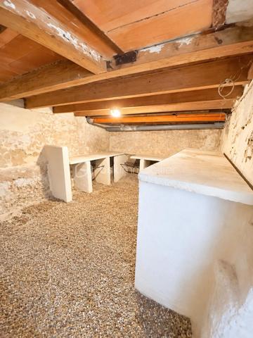 Maison de bourg – 4 pièces – 111 m² – Seiches-sur-le-Loir

Située en plein cœur de Seiches-sur-le-Loir, à proximité immédiate des commerces, des écoles et du collège, et à environ 20 minutes d’Angers, cette maison de bourg développe une surface habitable d’environ 111 m², implantée sur une parcelle de 590 m².

La maison se compose, au rez-de-chaussée, d’une entrée, d’une cuisine aménagée, d’un salon avec parquet et cheminée, ainsi que d’une grande pièce de vie lumineuse bénéficiant d’un puits de lumière. Une salle d’eau et des WC indépendants complètent ce niveau. Une cave d’environ 12 m² est également présente.

À l’étage, un palier dessert deux chambres, ainsi qu’une salle d’eau avec WC.

À l’extérieur, le bien bénéficie d’une grande terrasse d’environ 46 m², d’un jardin clos, arboré et agrémenté de plusieurs arbres fruitiers, ainsi que d’un puits. Un grand garage de 39 m² complète l'ensemble.

La parcelle de 590 m² présente également un potentiel d’évolution intéressant puisqu’elle est constructible.

À visiter sans tarder !