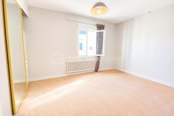 Maison de bourg – 4 pièces – 111 m² – Seiches-sur-le-Loir

Située en plein cœur de Seiches-sur-le-Loir, à proximité immédiate des commerces, des écoles et du collège, et à environ 20 minutes d’Angers, cette maison de bourg développe une surface habitable d’environ 111 m², implantée sur une parcelle de 590 m².

La maison se compose, au rez-de-chaussée, d’une entrée, d’une cuisine aménagée, d’un salon avec parquet et cheminée, ainsi que d’une grande pièce de vie lumineuse bénéficiant d’un puits de lumière. Une salle d’eau et des WC indépendants complètent ce niveau. Une cave d’environ 12 m² est également présente.

À l’étage, un palier dessert deux chambres, ainsi qu’une salle d’eau avec WC.

À l’extérieur, le bien bénéficie d’une grande terrasse d’environ 46 m², d’un jardin clos, arboré et agrémenté de plusieurs arbres fruitiers, ainsi que d’un puits. Un grand garage de 39 m² complète l'ensemble.

La parcelle de 590 m² présente également un potentiel d’évolution intéressant puisqu’elle est constructible.

À visiter sans tarder !