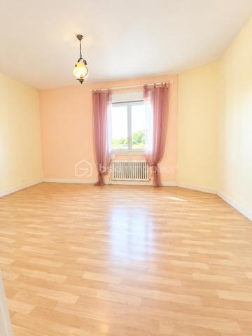 Maison de bourg – 4 pièces – 111 m² – Seiches-sur-le-Loir

Située en plein cœur de Seiches-sur-le-Loir, à proximité immédiate des commerces, des écoles et du collège, et à environ 20 minutes d’Angers, cette maison de bourg développe une surface habitable d’environ 111 m², implantée sur une parcelle de 590 m².

La maison se compose, au rez-de-chaussée, d’une entrée, d’une cuisine aménagée, d’un salon avec parquet et cheminée, ainsi que d’une grande pièce de vie lumineuse bénéficiant d’un puits de lumière. Une salle d’eau et des WC indépendants complètent ce niveau. Une cave d’environ 12 m² est également présente.

À l’étage, un palier dessert deux chambres, ainsi qu’une salle d’eau avec WC.

À l’extérieur, le bien bénéficie d’une grande terrasse d’environ 46 m², d’un jardin clos, arboré et agrémenté de plusieurs arbres fruitiers, ainsi que d’un puits. Un grand garage de 39 m² complète l'ensemble.

La parcelle de 590 m² présente également un potentiel d’évolution intéressant puisqu’elle est constructible.

À visiter sans tarder !