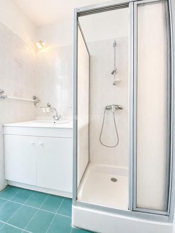 Maison de bourg – 4 pièces – 111 m² – Seiches-sur-le-Loir

Située en plein cœur de Seiches-sur-le-Loir, à proximité immédiate des commerces, des écoles et du collège, et à environ 20 minutes d’Angers, cette maison de bourg développe une surface habitable d’environ 111 m², implantée sur une parcelle de 590 m².

La maison se compose, au rez-de-chaussée, d’une entrée, d’une cuisine aménagée, d’un salon avec parquet et cheminée, ainsi que d’une grande pièce de vie lumineuse bénéficiant d’un puits de lumière. Une salle d’eau et des WC indépendants complètent ce niveau. Une cave d’environ 12 m² est également présente.

À l’étage, un palier dessert deux chambres, ainsi qu’une salle d’eau avec WC.

À l’extérieur, le bien bénéficie d’une grande terrasse d’environ 46 m², d’un jardin clos, arboré et agrémenté de plusieurs arbres fruitiers, ainsi que d’un puits. Un grand garage de 39 m² complète l'ensemble.

La parcelle de 590 m² présente également un potentiel d’évolution intéressant puisqu’elle est constructible.

À visiter sans tarder !