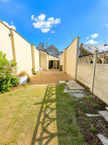 Maison de bourg – 4 pièces – 111 m² – Seiches-sur-le-Loir

Située en plein cœur de Seiches-sur-le-Loir, à proximité immédiate des commerces, des écoles et du collège, et à environ 20 minutes d’Angers, cette maison de bourg développe une surface habitable d’environ 111 m², implantée sur une parcelle de 590 m².

La maison se compose, au rez-de-chaussée, d’une entrée, d’une cuisine aménagée, d’un salon avec parquet et cheminée, ainsi que d’une grande pièce de vie lumineuse bénéficiant d’un puits de lumière. Une salle d’eau et des WC indépendants complètent ce niveau. Une cave d’environ 12 m² est également présente.

À l’étage, un palier dessert deux chambres, ainsi qu’une salle d’eau avec WC.

À l’extérieur, le bien bénéficie d’une grande terrasse d’environ 46 m², d’un jardin clos, arboré et agrémenté de plusieurs arbres fruitiers, ainsi que d’un puits. Un grand garage de 39 m² complète l'ensemble.

La parcelle de 590 m² présente également un potentiel d’évolution intéressant puisqu’elle est constructible.

À visiter sans tarder !