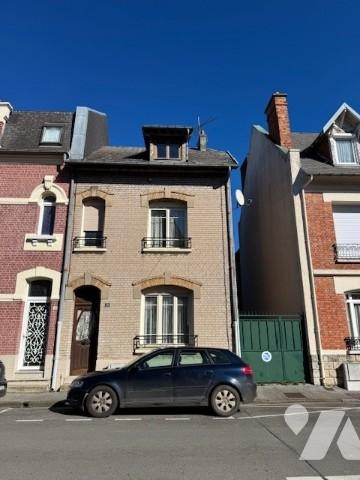 maison mitoyenne d'un coté, hyper centre ville, 3 chambres