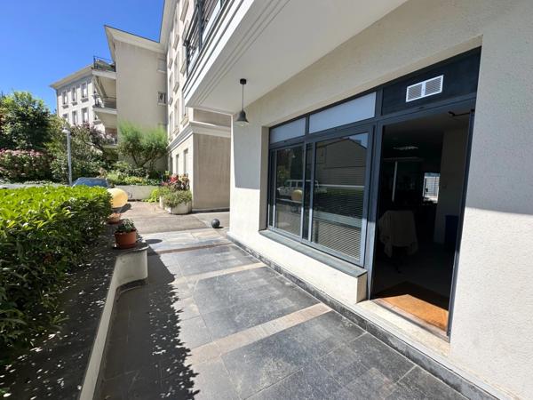 Local/bureau à louer BRON (69) local commercial ou Bureaux en RDC, de 176M2, 4 bureaux et open space