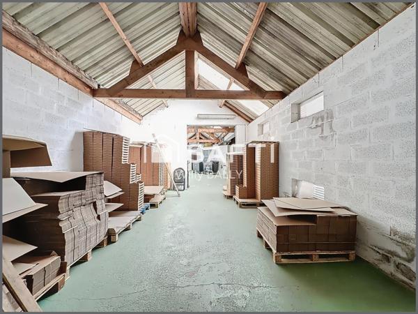 Bâtiment avec entrepôt et bureaux modulables..