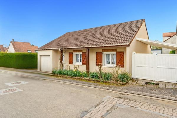 Maison PLAIN-PIED INDIVIDUELLE avec 3 chambres garage et terrain.