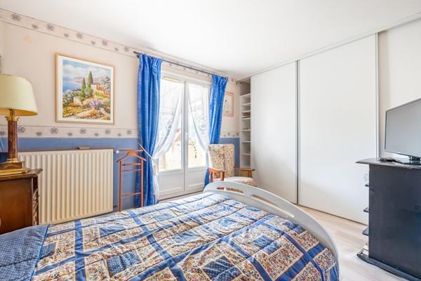 Maison PLAIN-PIED INDIVIDUELLE avec 3 chambres garage et terrain.