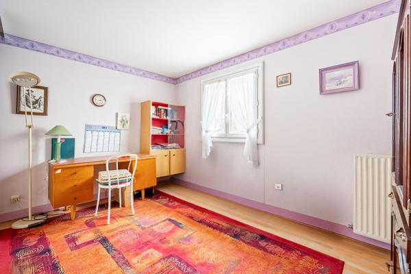 Maison PLAIN-PIED INDIVIDUELLE avec 3 chambres garage et terrain.