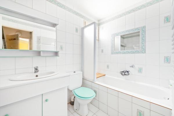 Maison PLAIN-PIED INDIVIDUELLE avec 3 chambres garage et terrain.