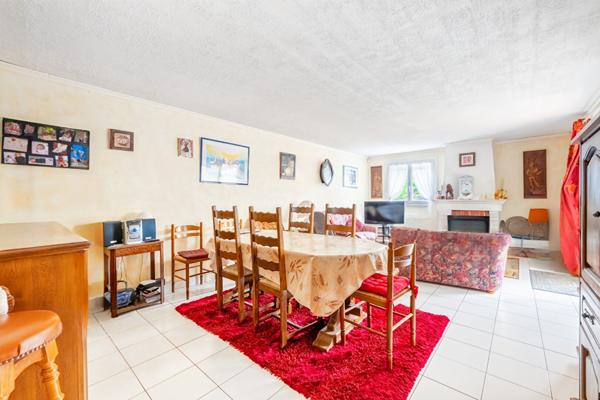 Maison PLAIN-PIED INDIVIDUELLE avec 3 chambres garage et terrain.