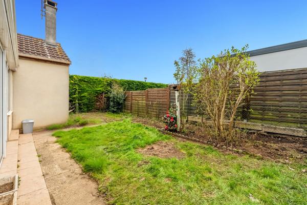 Maison PLAIN-PIED INDIVIDUELLE avec 3 chambres garage et terrain.