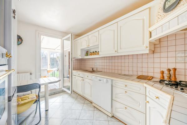 Maison PLAIN-PIED INDIVIDUELLE avec 3 chambres garage et terrain.