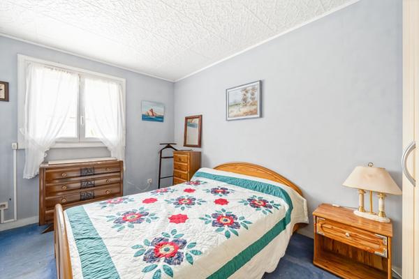 Maison PLAIN-PIED INDIVIDUELLE avec 3 chambres garage et terrain.