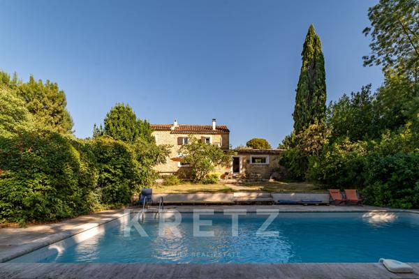 Mazet en pierre agrandi, 170 m², terrain 3 000 m², piscine, pool-house, calme absolu à 30km d'Uzès.