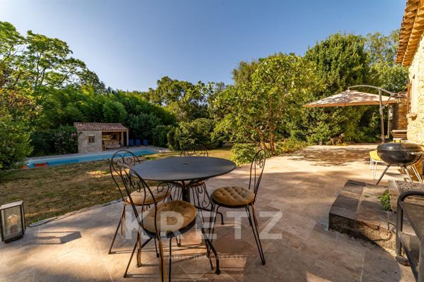 Mazet en pierre agrandi, 170 m², terrain 3 000 m², piscine, pool-house, calme absolu à 30km d'Uzès.