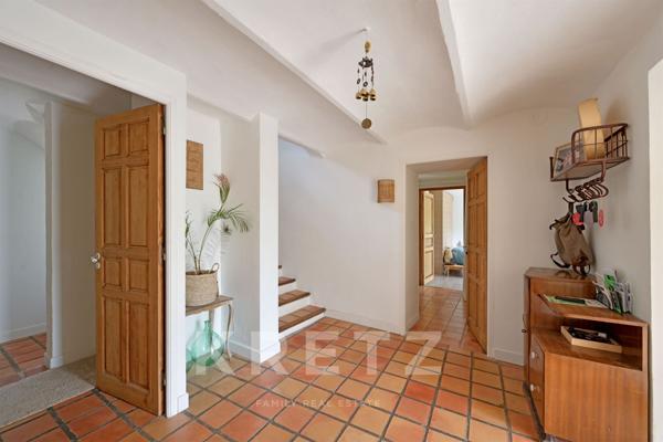 Mazet en pierre agrandi, 170 m², terrain 3 000 m², piscine, pool-house, calme absolu à 30km d'Uzès.