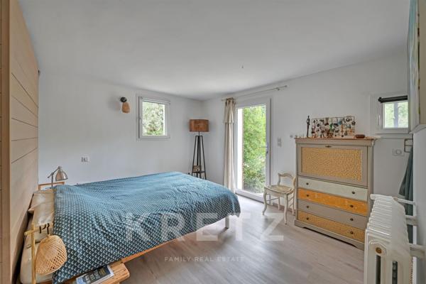 Mazet en pierre agrandi, 170 m², terrain 3 000 m², piscine, pool-house, calme absolu à 30km d'Uzès.