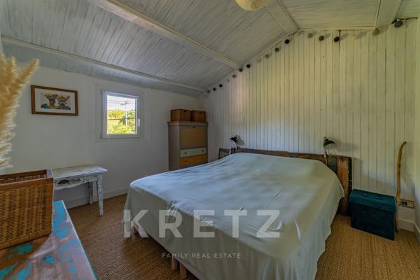 Mazet en pierre agrandi, 170 m², terrain 3 000 m², piscine, pool-house, calme absolu à 30km d'Uzès.