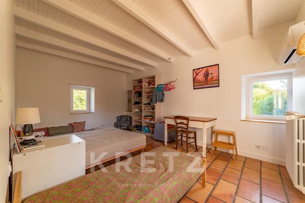 Mazet en pierre agrandi, 170 m², terrain 3 000 m², piscine, pool-house, calme absolu à 30km d'Uzès.