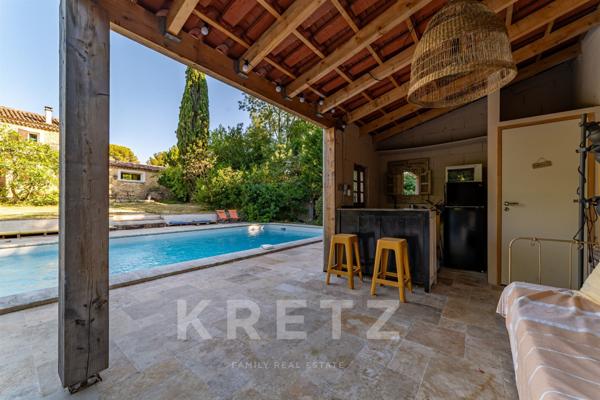 Mazet en pierre agrandi, 170 m², terrain 3 000 m², piscine, pool-house, calme absolu à 30km d'Uzès.