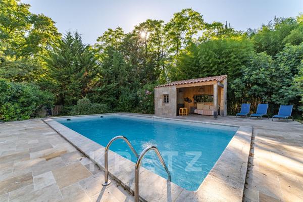 Mazet en pierre agrandi, 170 m², terrain 3 000 m², piscine, pool-house, calme absolu à 30km d'Uzès.