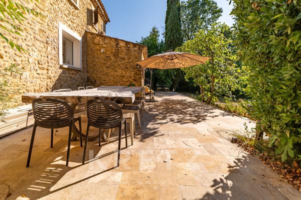 Mazet en pierre agrandi, 170 m², terrain 3 000 m², piscine, pool-house, calme absolu à 30km d'Uzès.