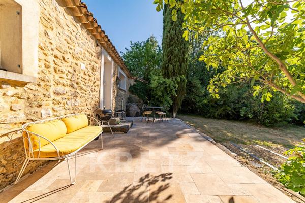 Mazet en pierre agrandi, 170 m², terrain 3 000 m², piscine, pool-house, calme absolu à 30km d'Uzès.