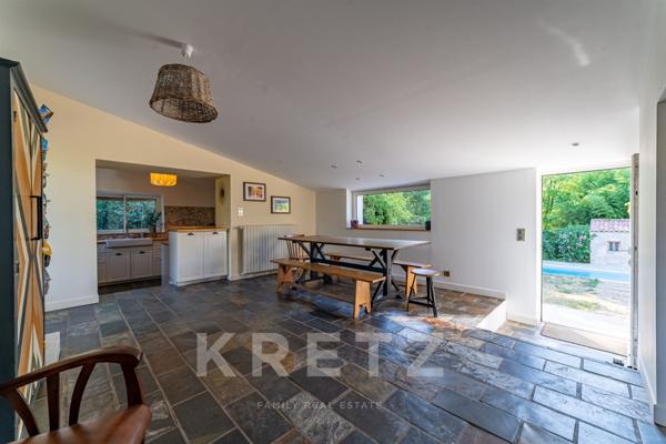 Mazet en pierre agrandi, 170 m², terrain 3 000 m², piscine, pool-house, calme absolu à 30km d'Uzès.