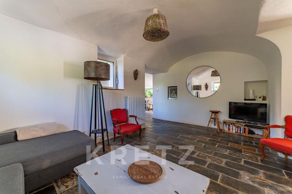 Mazet en pierre agrandi, 170 m², terrain 3 000 m², piscine, pool-house, calme absolu à 30km d'Uzès.